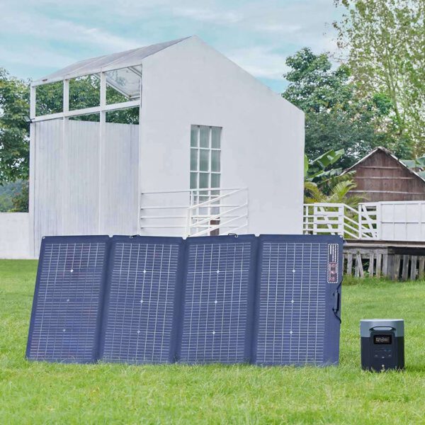 Delta 2 Max Ecoflow im Garten auf Wiese, daneben Solarmodul aufgeklappt
