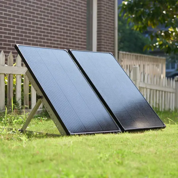 Szenerie Bild, zwei 100W Solar Panels auf der Kipphalterung angebracht