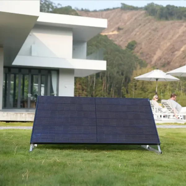 Szenerie Bild, ein 400W Solar Panel auf der Kipphalterung angebracht