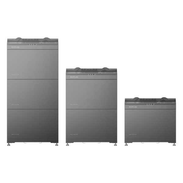drei Batterietürme, gestapelt von einer bis drei Batterien nebeneinander angeordnet, vor weißem Hintergrund