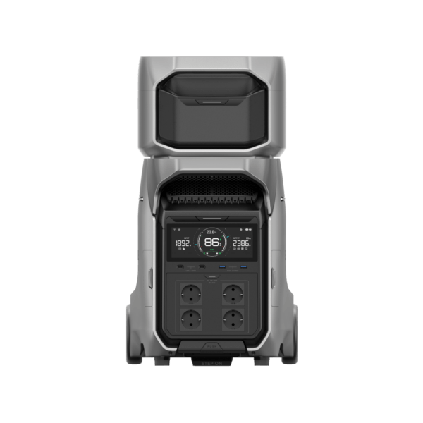 EcoFlow Delta Pro 3 mit aufgesetzter Delta Pro 3 Extra Battery, Powerstation mit Rollen in silber Schwarz vor weißem Hintergrund